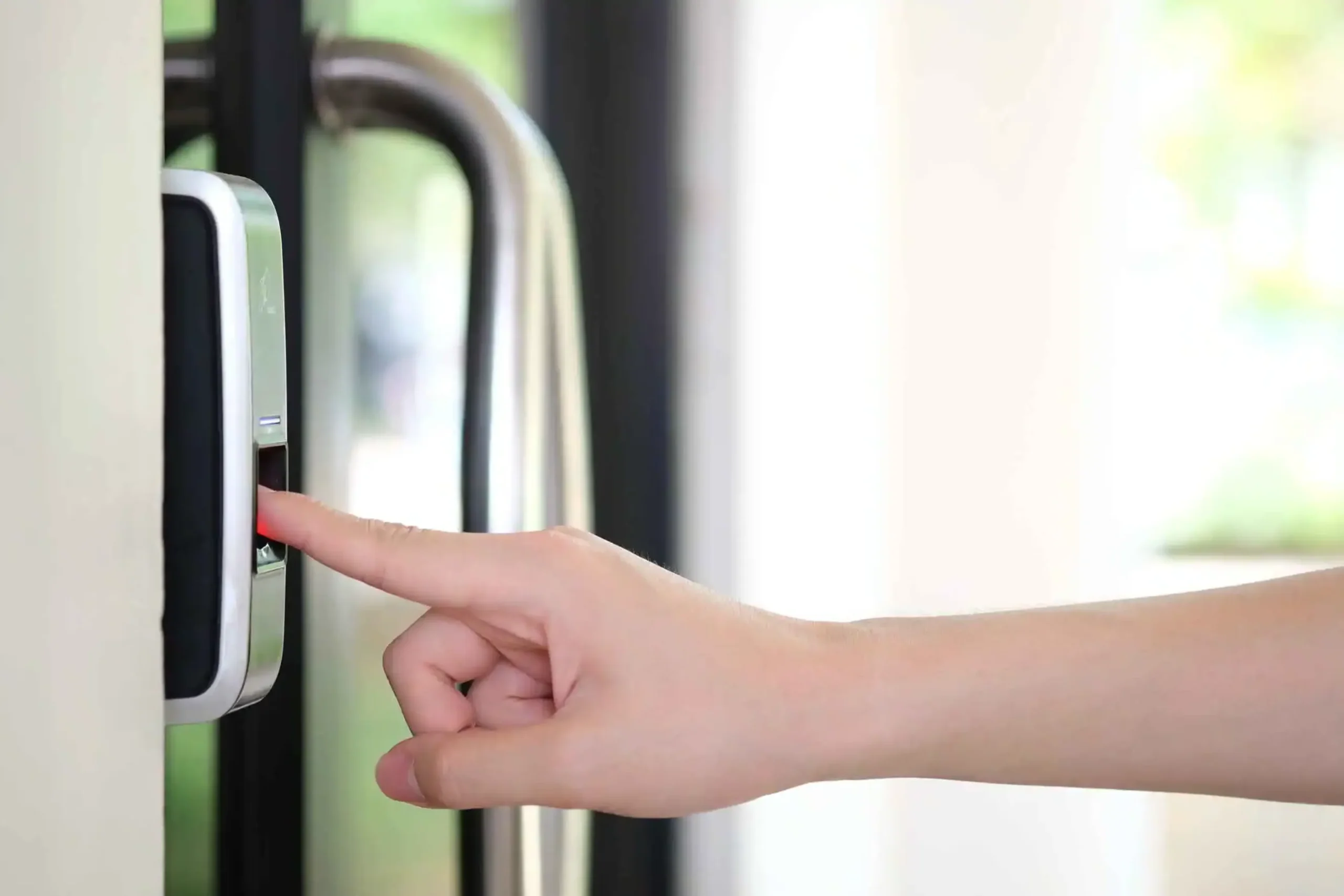 Control de acceso biométrico en oficina corporativa