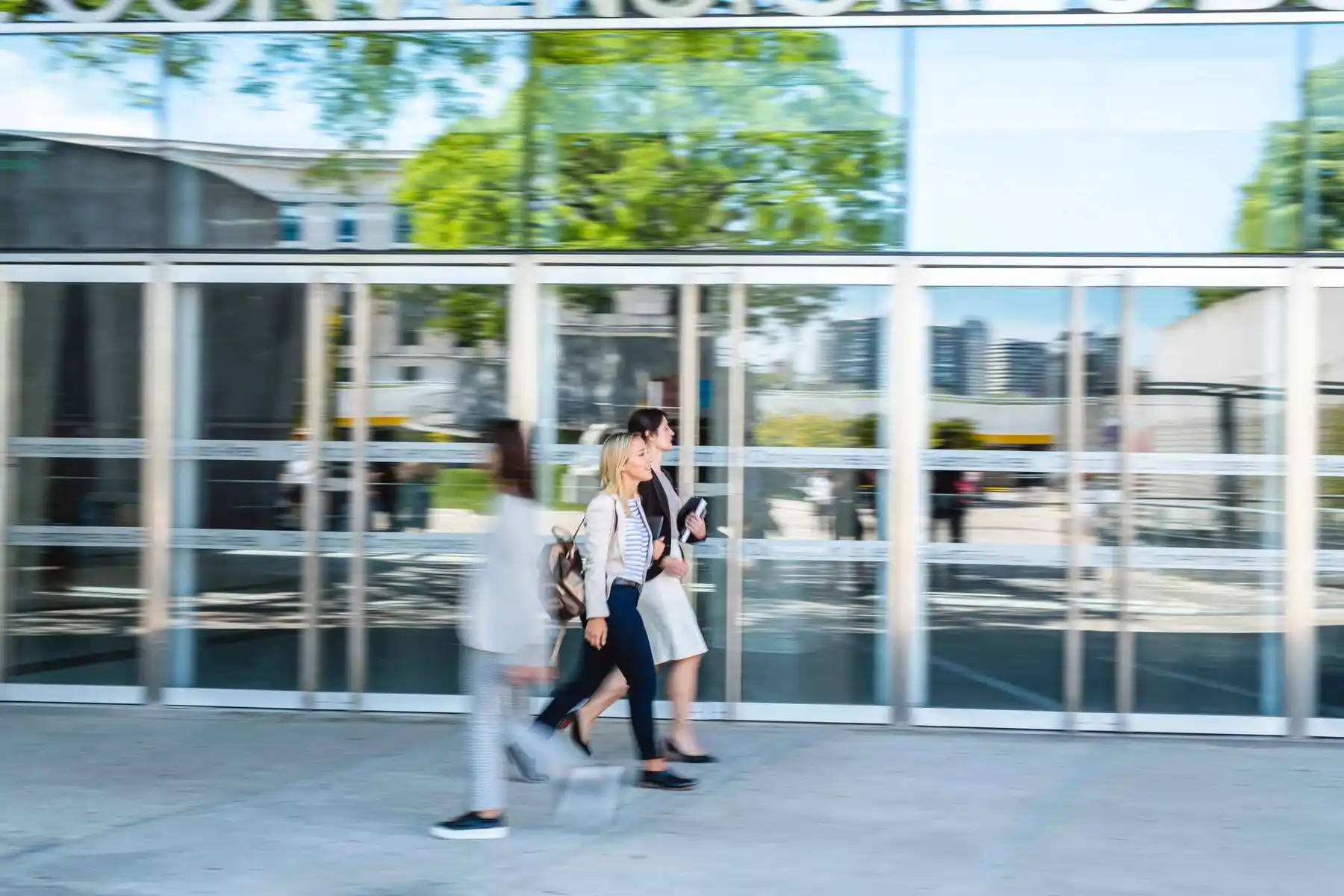 Edificios-con-alto-flujo-de-personas-como-mantener-el-control-sin-complicarte-1-1