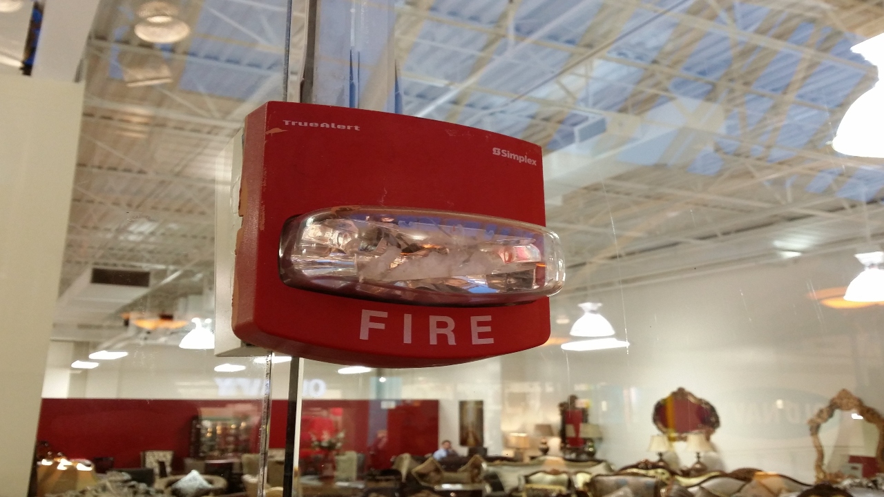 Hoy, resulta muy importante en nuestros hogares o comercios, disponer de un sistema de detección de incendios